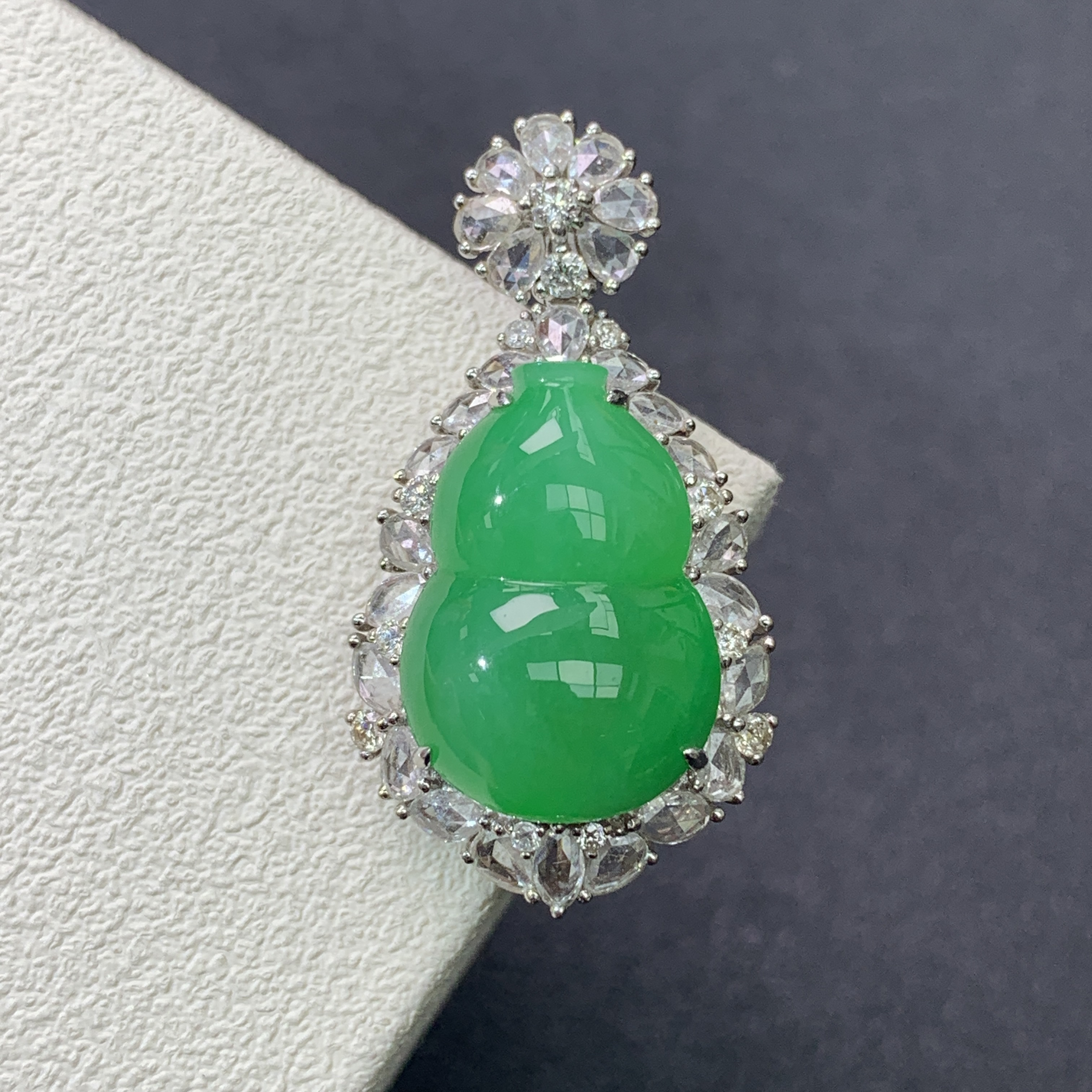 新品推荐·18k金冰种浓阳绿葫芦翡翠玉石缅A吊坠精致气质绿色