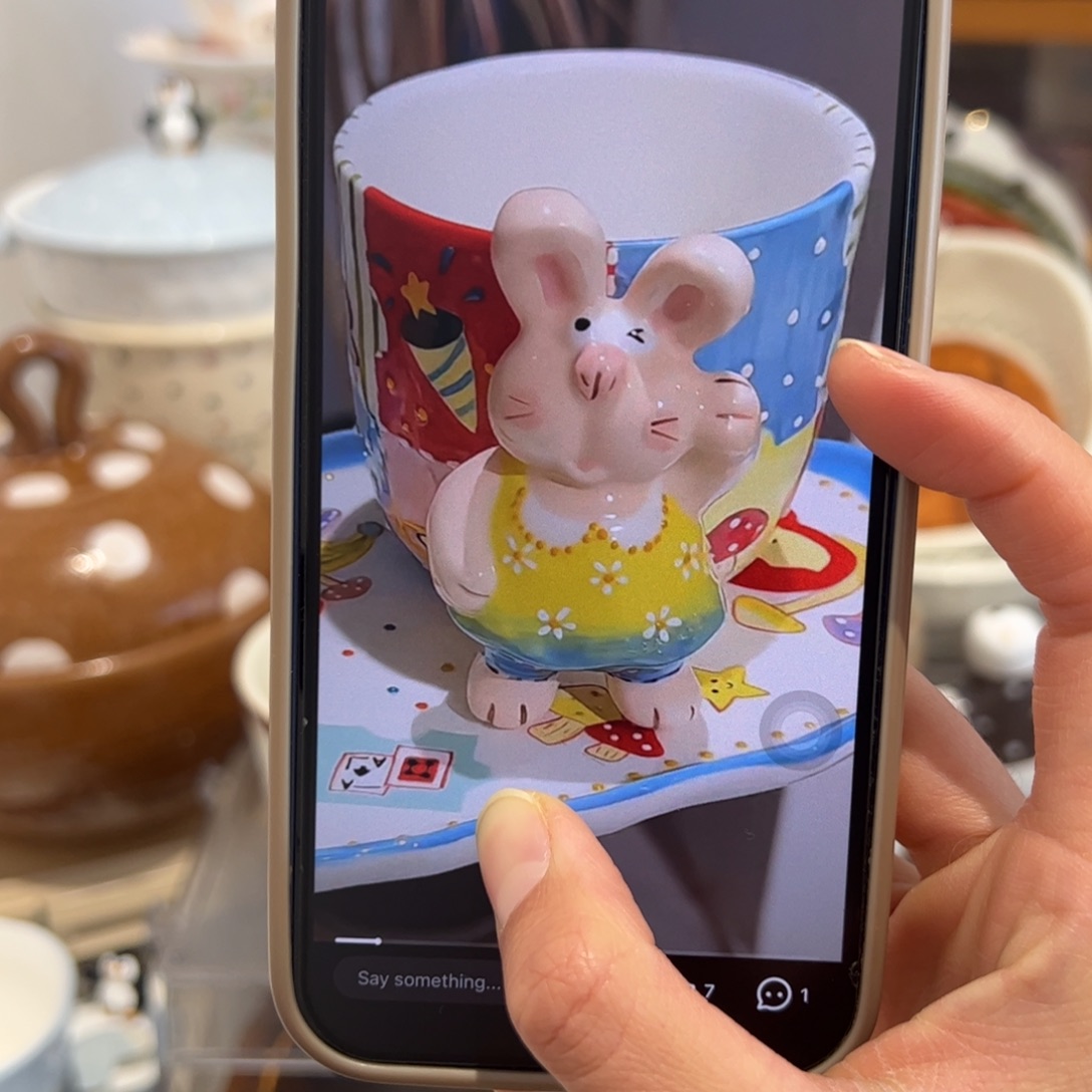 需协商扑克兔手握杯