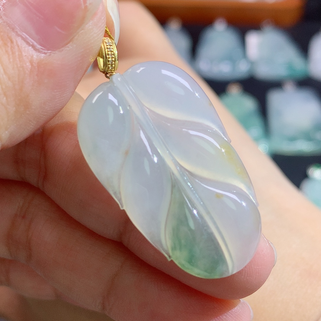 翡翠18K金镶嵌颈饰叶子