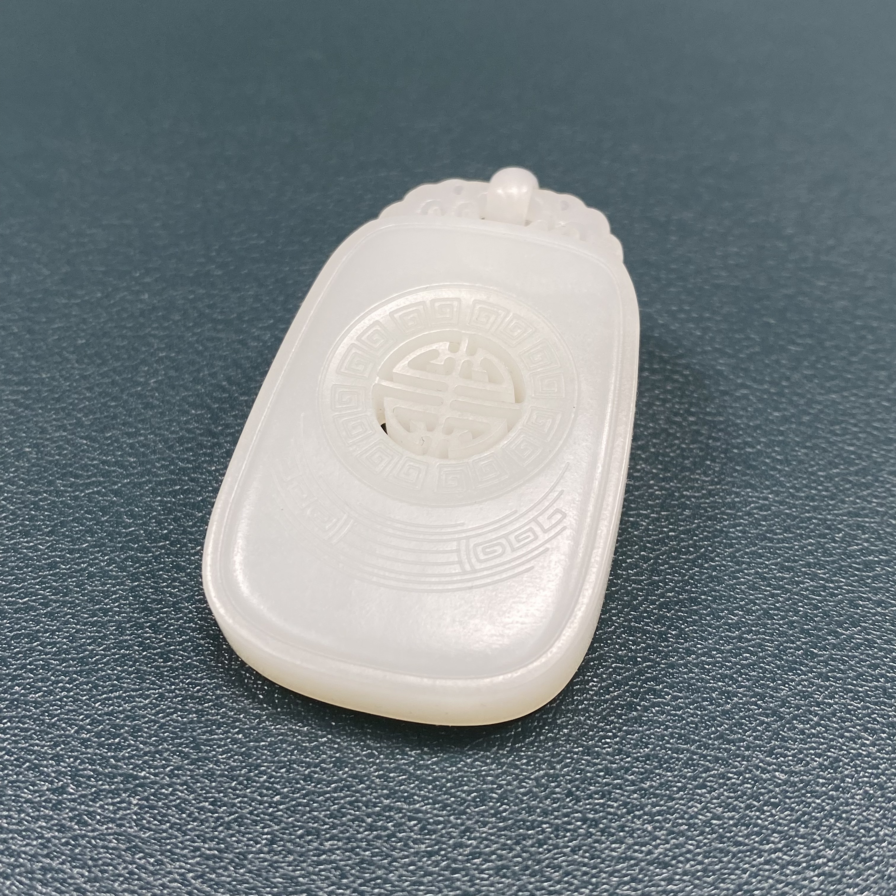 天然和田玉老坑白玉镂空仿古纹饰平安牌手工精雕锁扣工艺