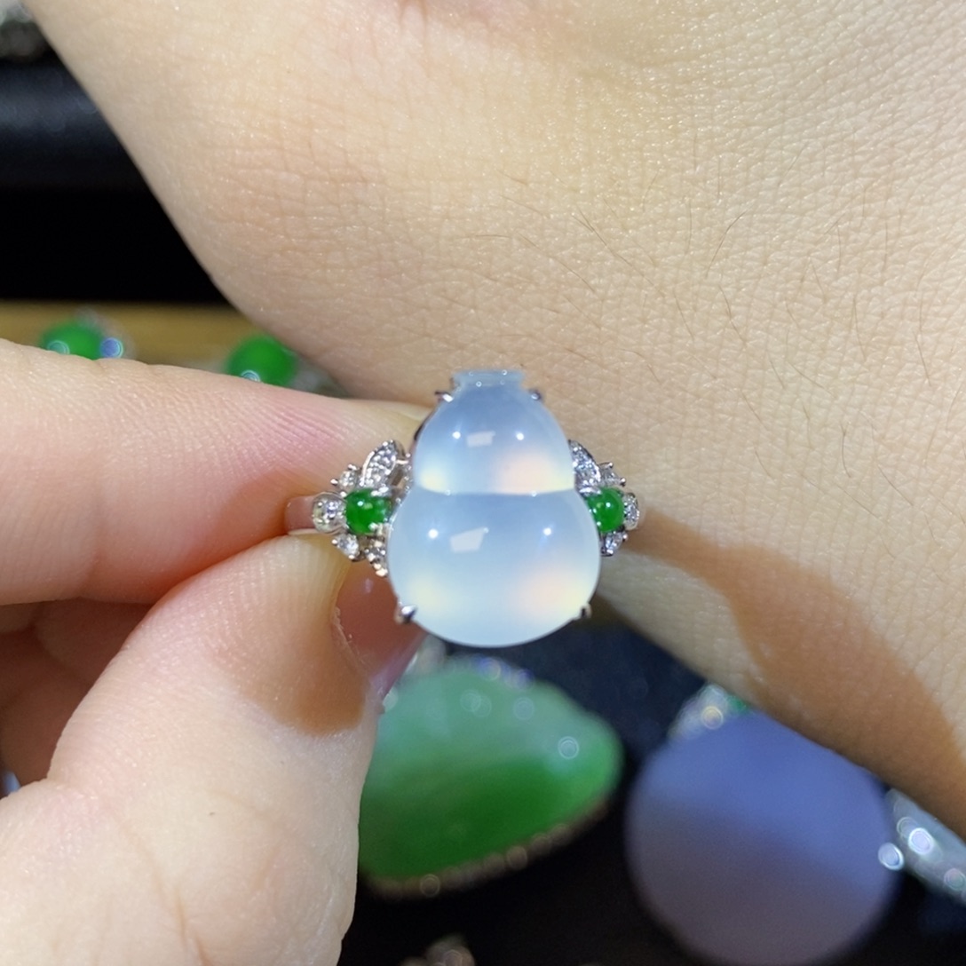 颈饰18K金镶嵌翡翠