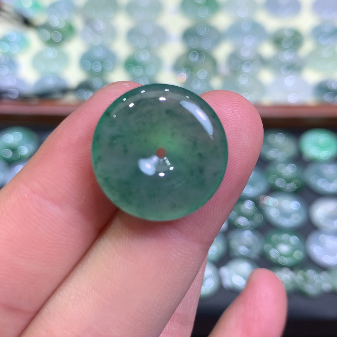 翡翠颈饰未镶嵌平安扣