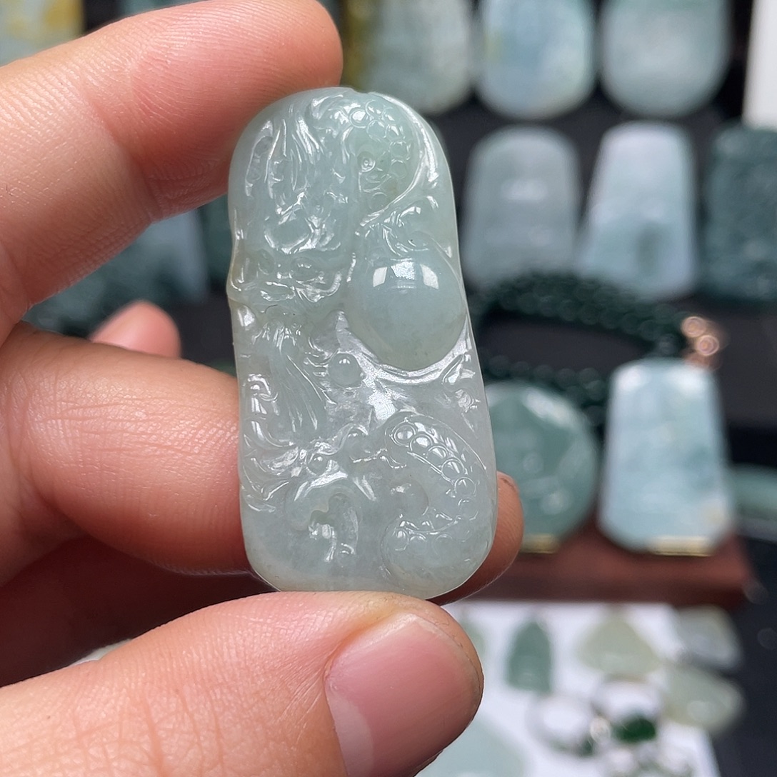 翡翠未镶嵌颈饰龙牌