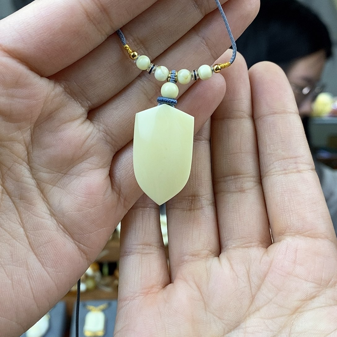 琥珀裸石未镶嵌蜜蜡盾牌