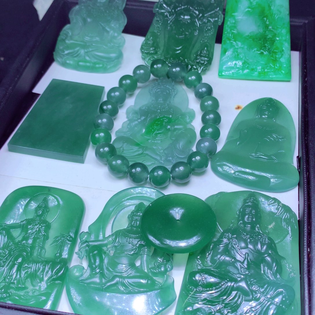 巴****定制翡翠未镶嵌天然翡翠A货毛货挂件