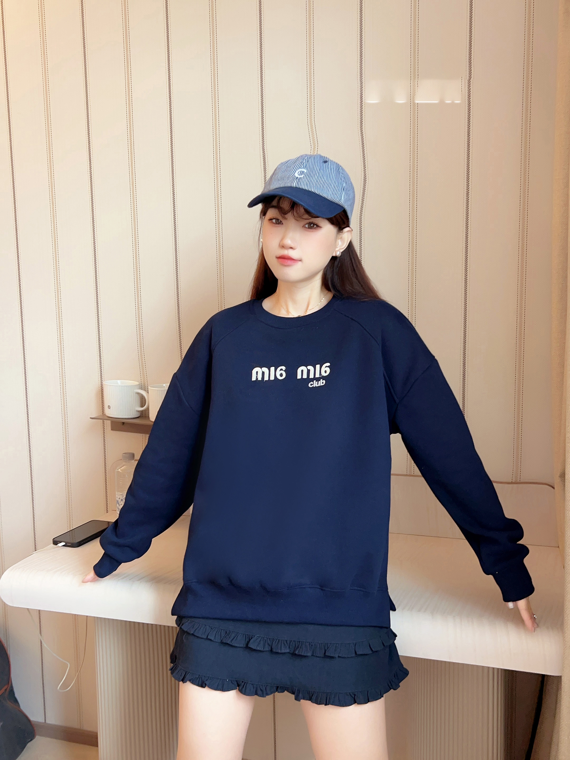 女装圆领卫衣2025秋冬新款上衣女款休闲风长袖卫衣女简约衣服潮流