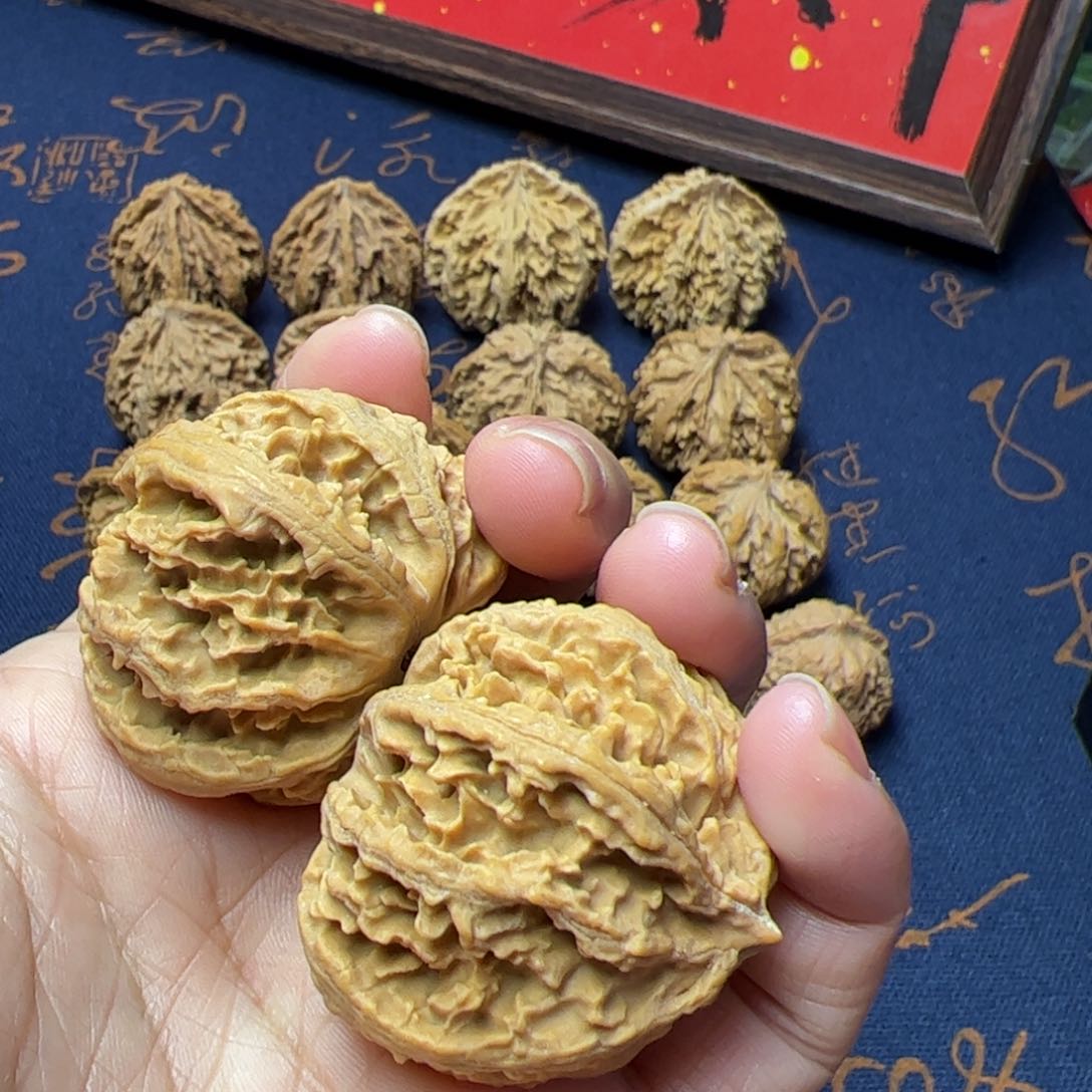 文玩核桃把件秦岭野生植物核桃