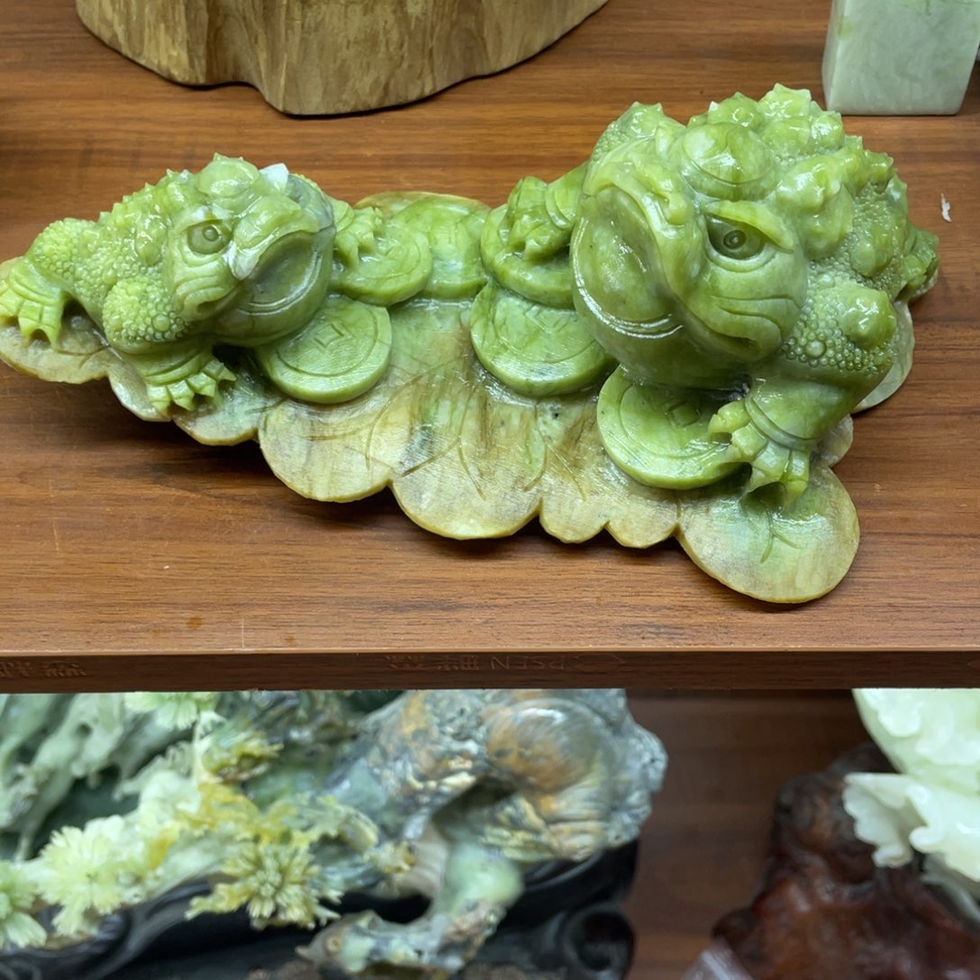 石材呱呱来财-俏色巧雕