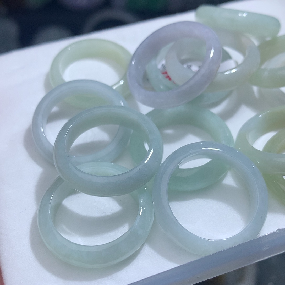 翡翠未镶嵌颈饰多样性发其一