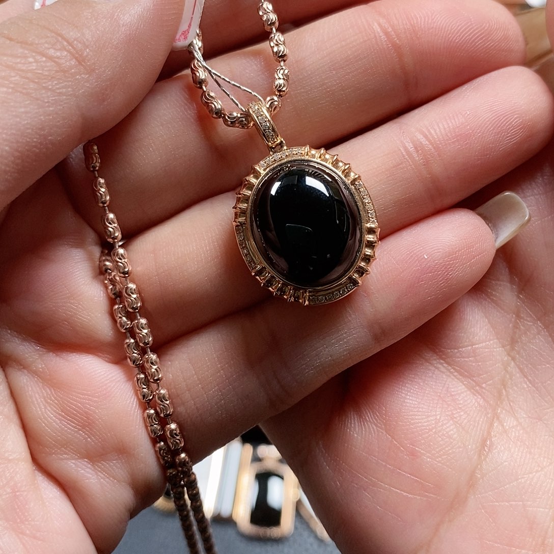 翡翠颈饰18K金镶嵌祖****?1。  