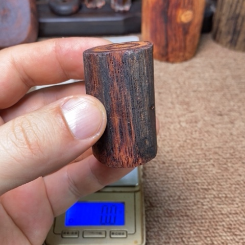 藤类37克降真香虫漏手把件