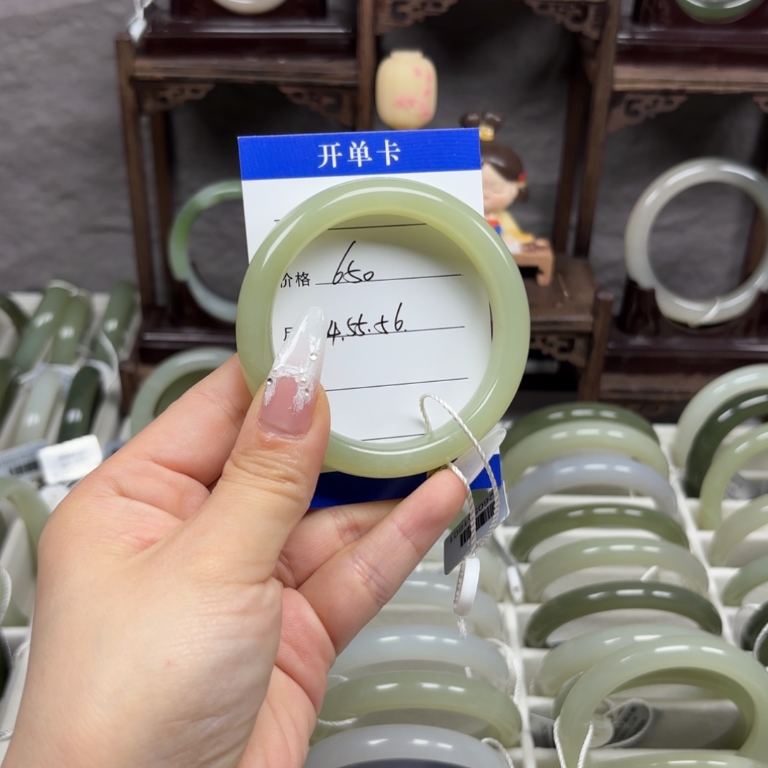 和田玉手镯未镶嵌