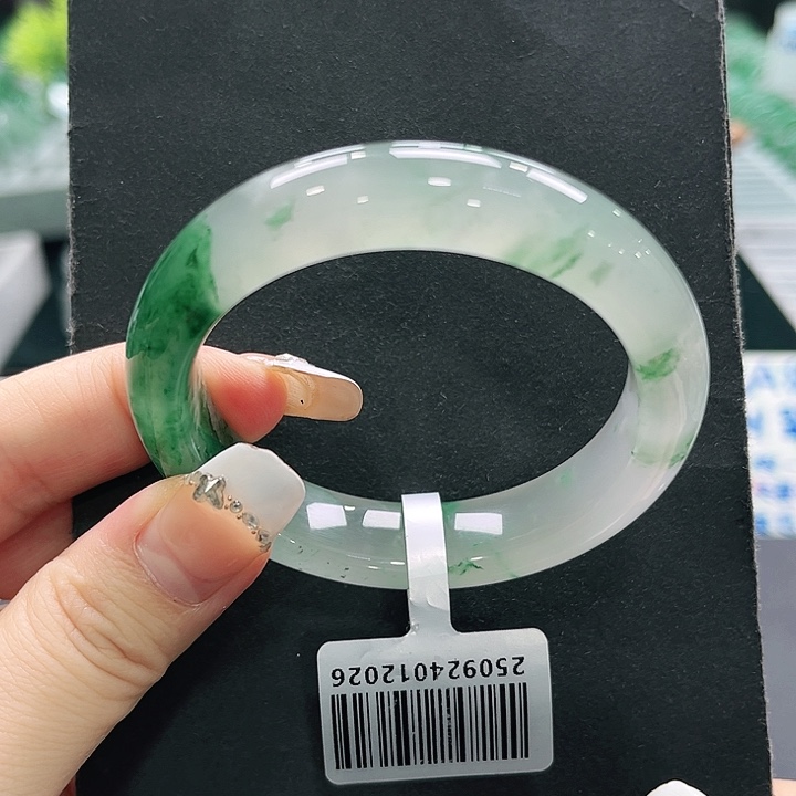 石英质玉（非洲翠）未镶嵌手镯