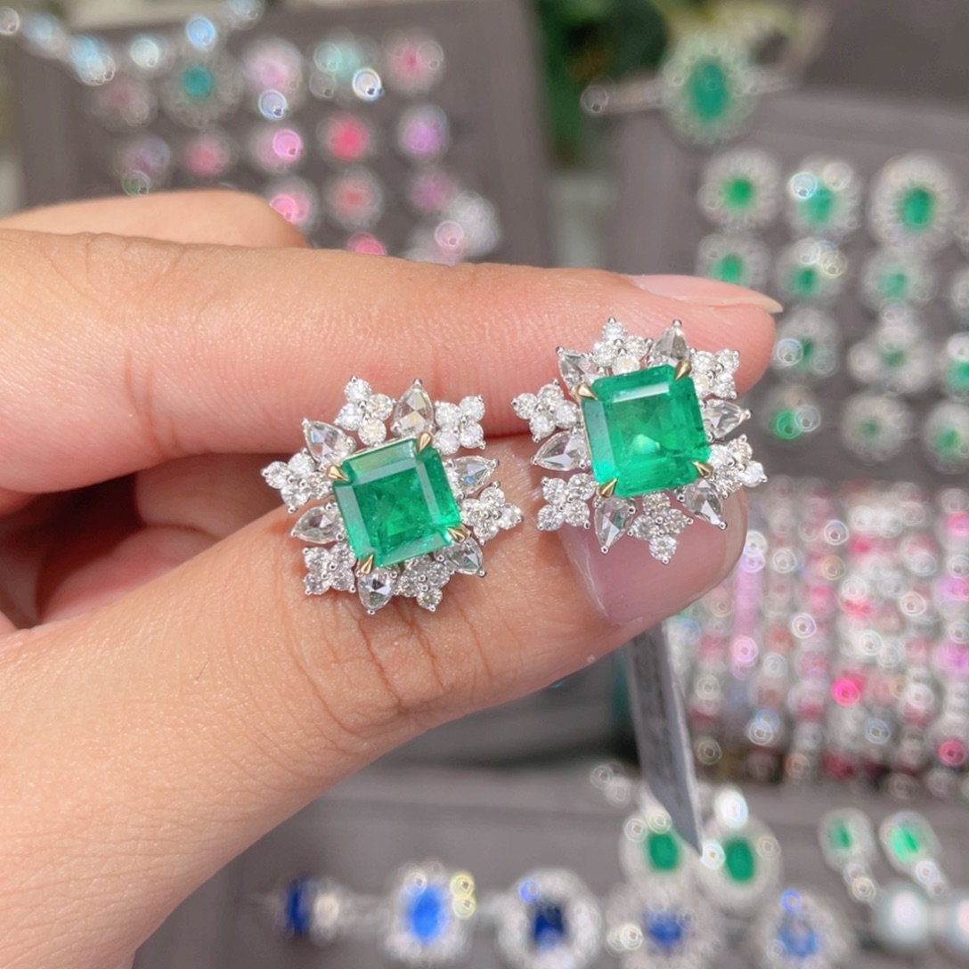 18K金镶嵌耳饰祖母绿4.37ct 