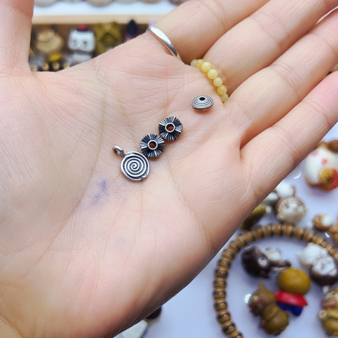 树脂制品手工打磨配饰