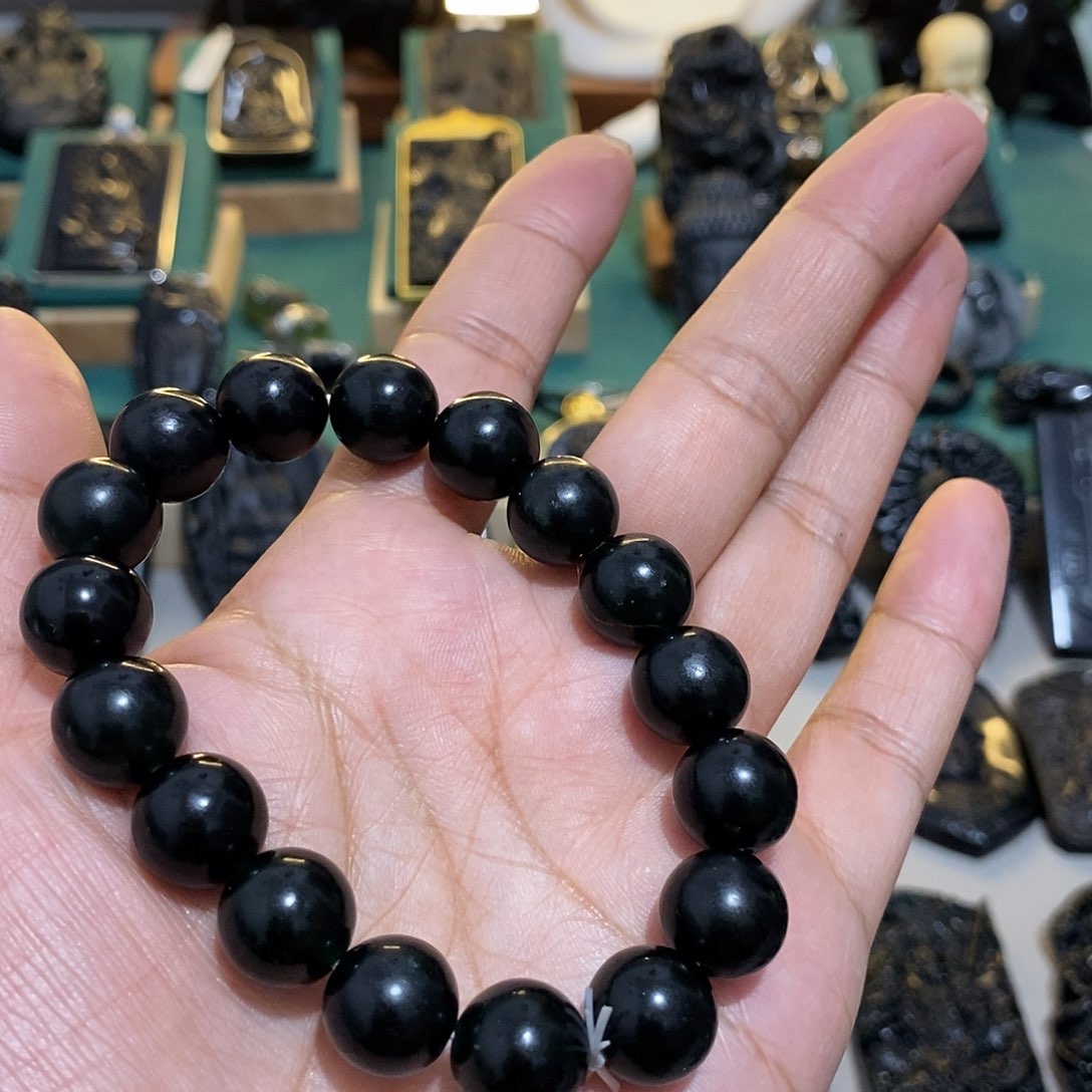 蛇纹石玉颈饰未镶嵌八**财