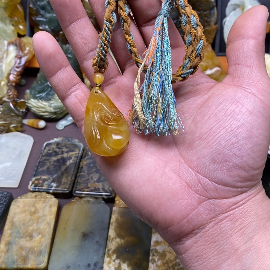 静****蛇纹石玉未镶嵌颈饰