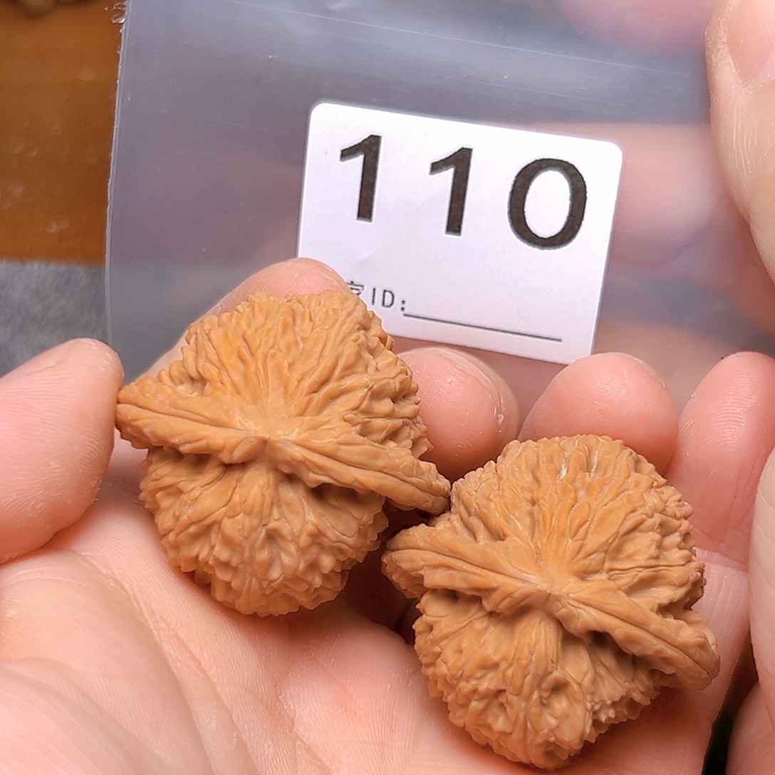 文玩核桃吊坠40白狮子。 有虫眼