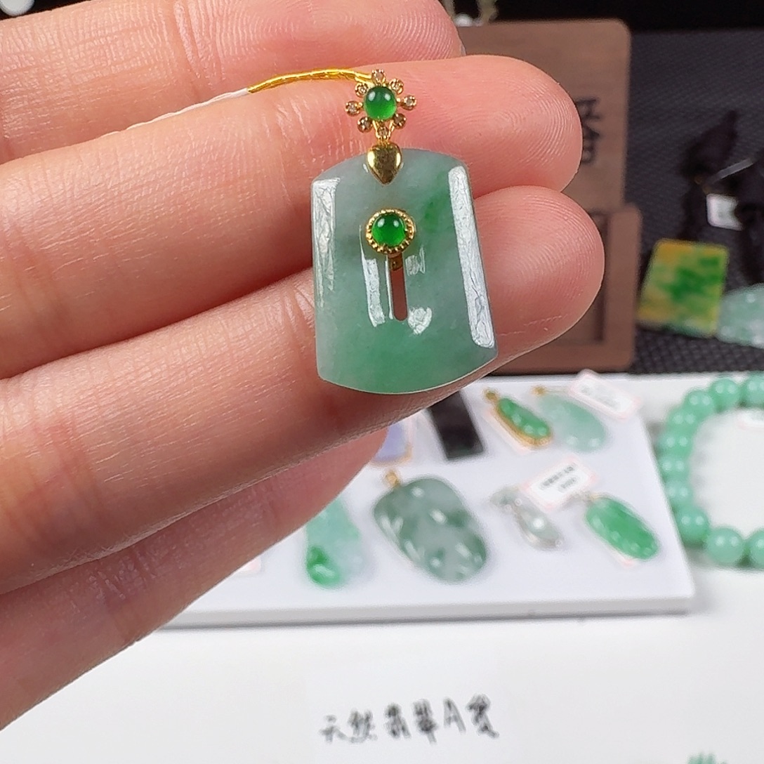 翡翠18K金镶嵌颈饰