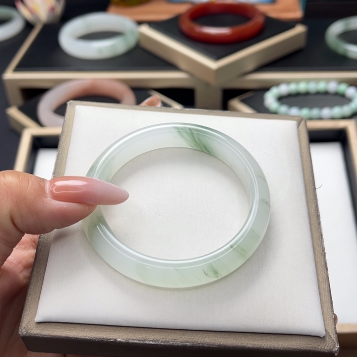 石英质玉手镯未镶嵌笑***生