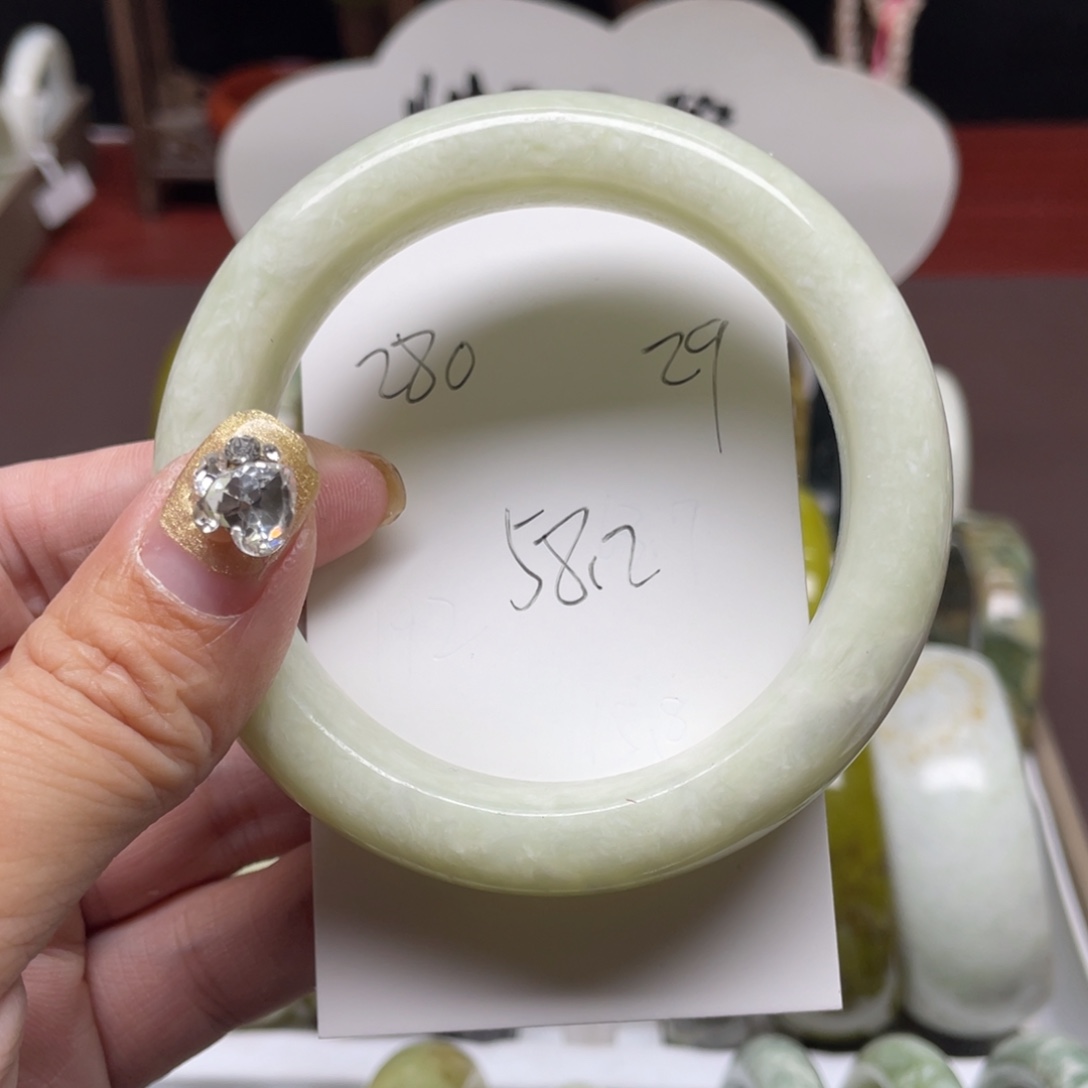 蛇纹石玉未镶嵌手镯