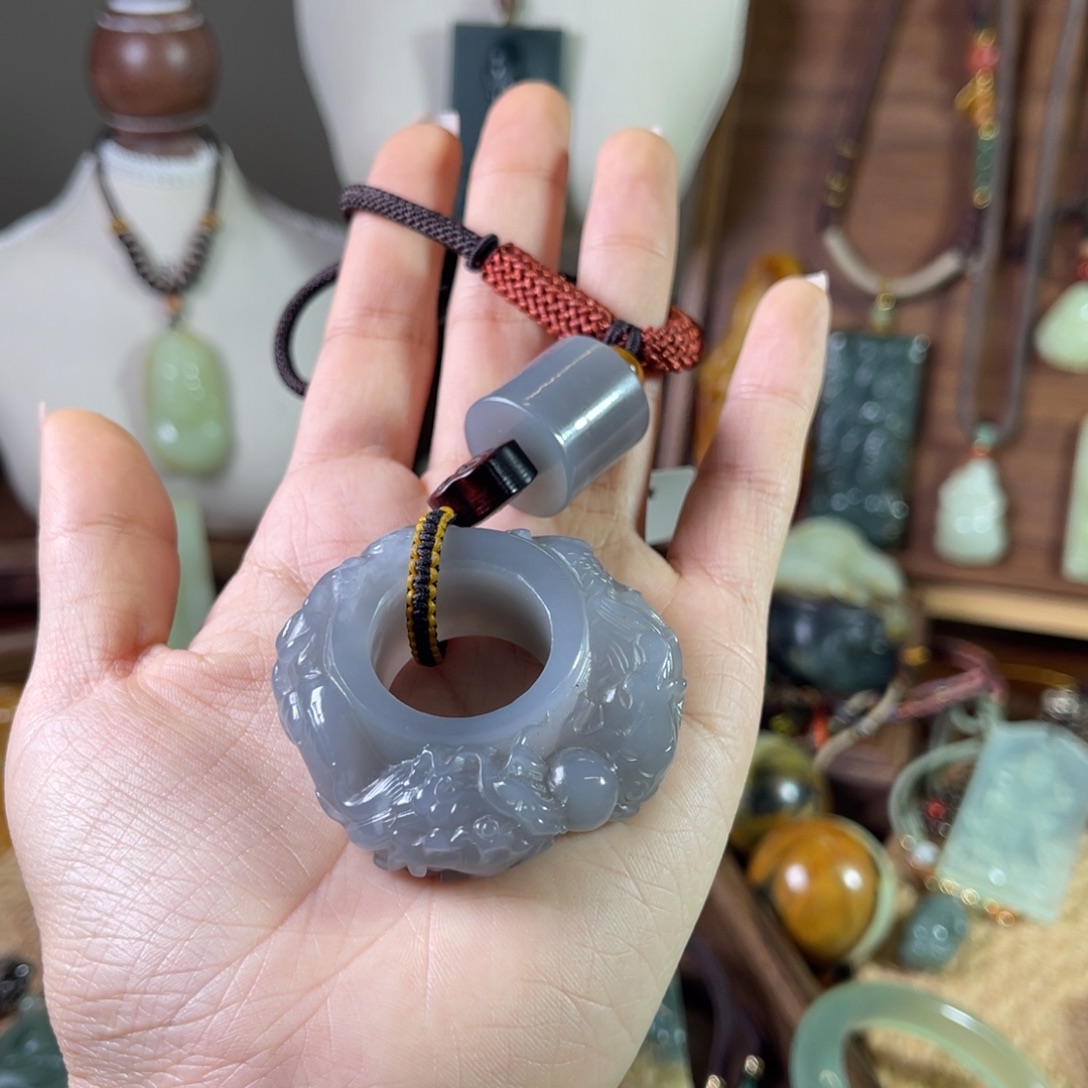 十***坊和田玉未镶嵌手镯