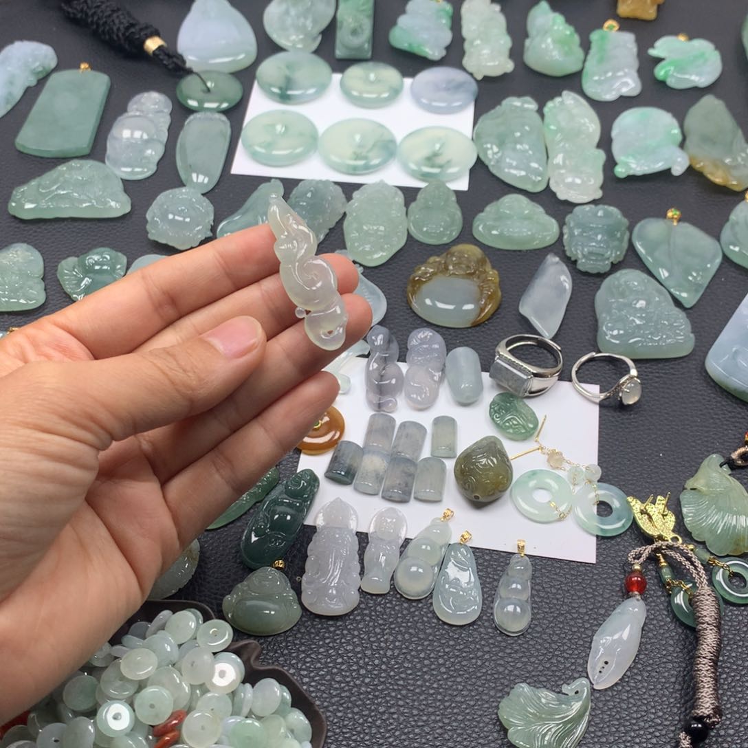 翡翠颈饰未镶嵌蛇