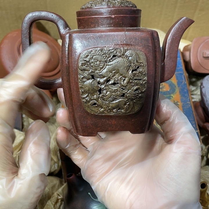 茶壶紫砂。原矿泥料，手工制作的一把紫砂壶。