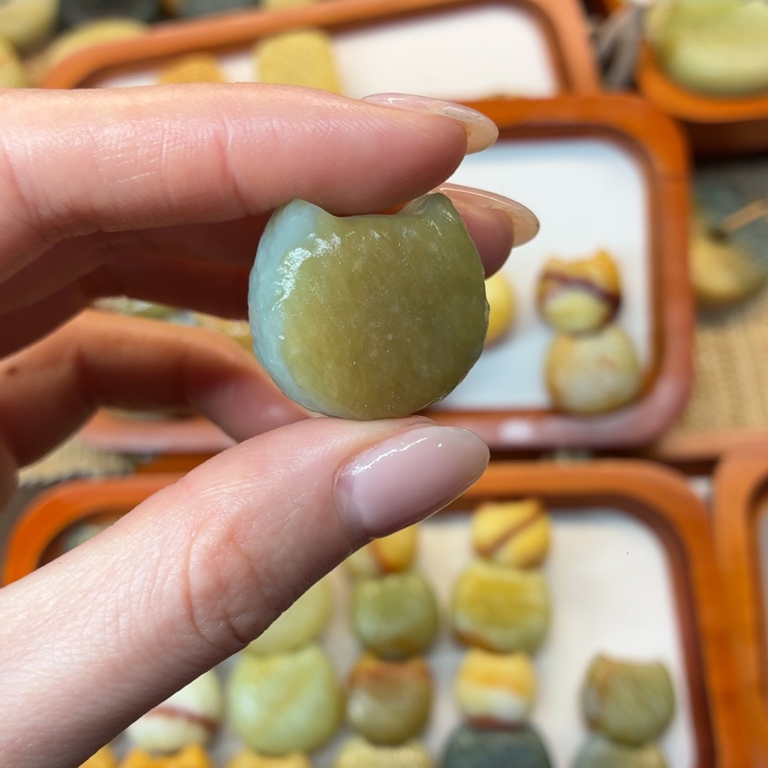 裴***永蛇纹石玉未镶嵌颈饰