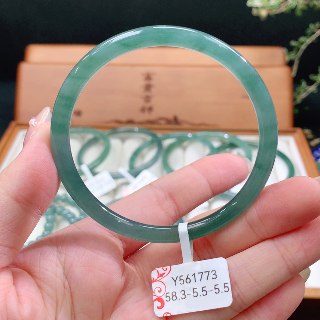 翡翠手镯未镶嵌天然