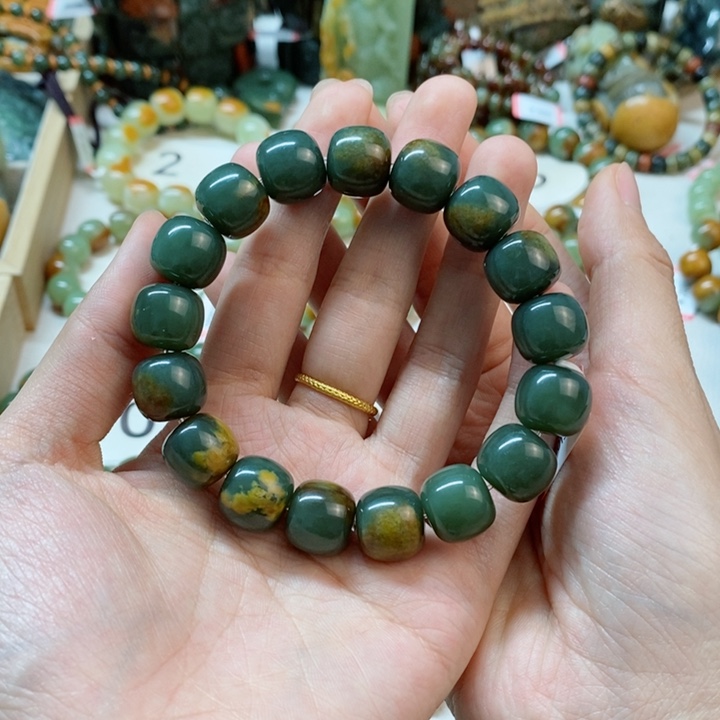 透闪石质玉未镶嵌手串爱****?