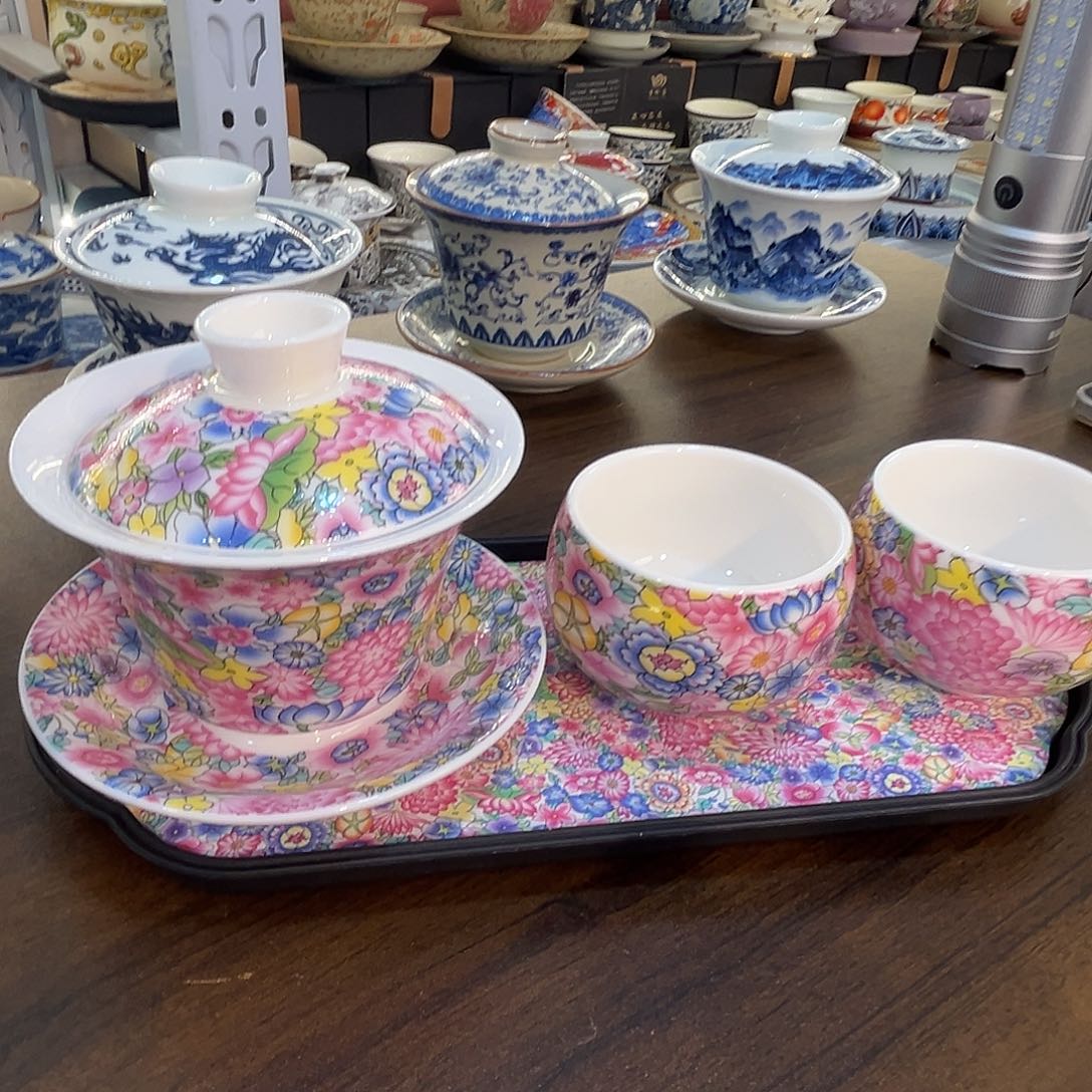 这些盖碗很漂亮我很喜欢！！