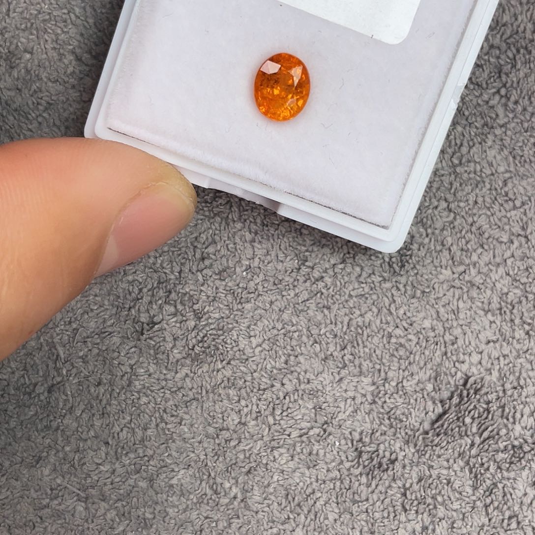 石榴石（芬达石）裸石未镶嵌1.835Ct。  