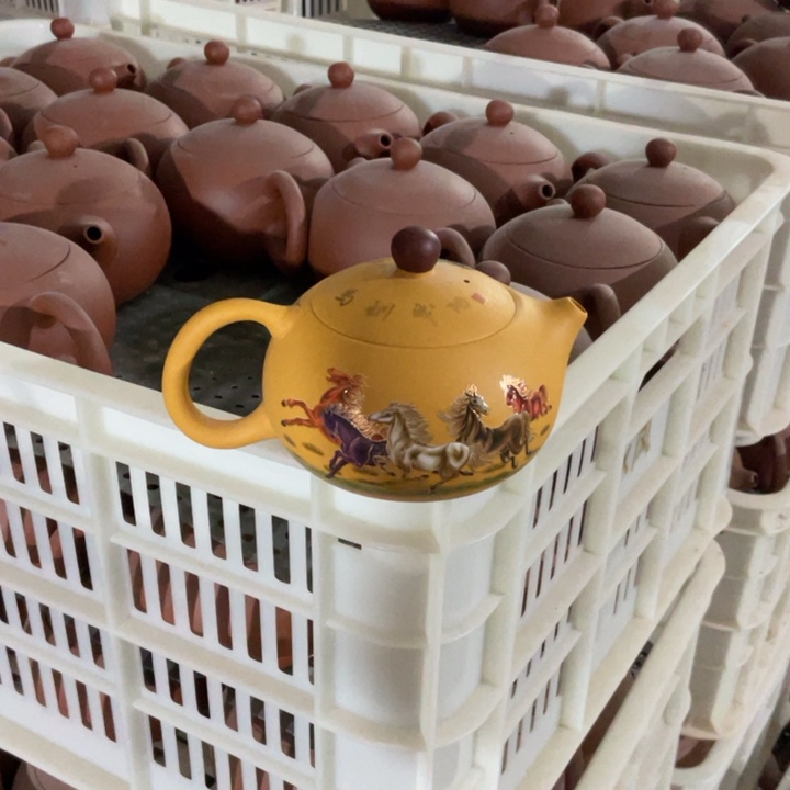 茶壶紫砂茶壶黄色马到成功