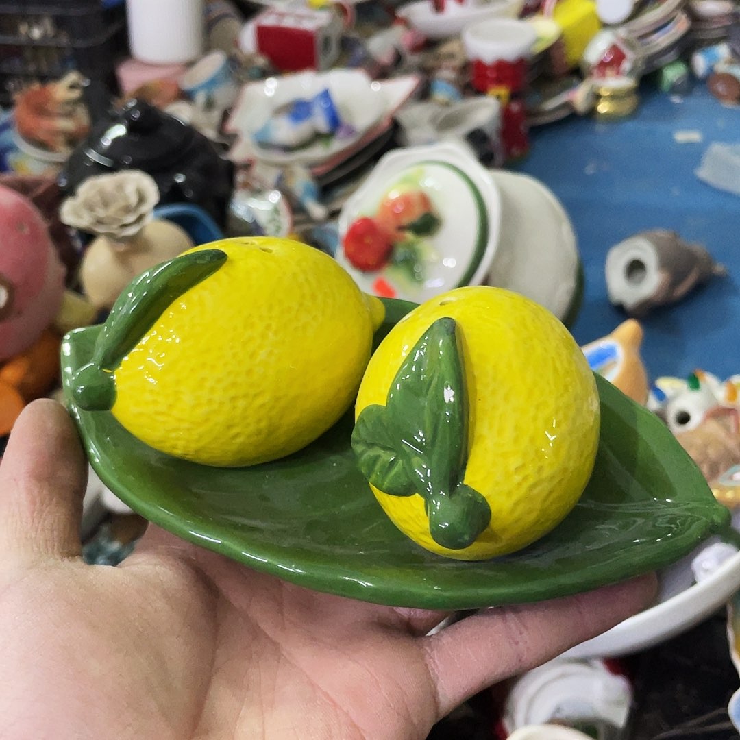 摆件   磕碰。