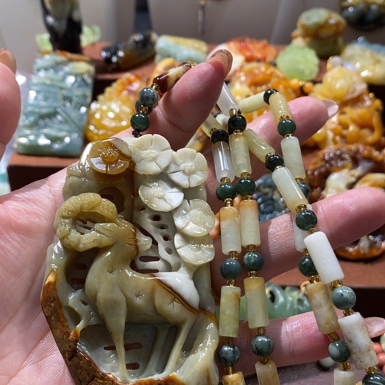 蛇纹石玉未镶嵌颈饰