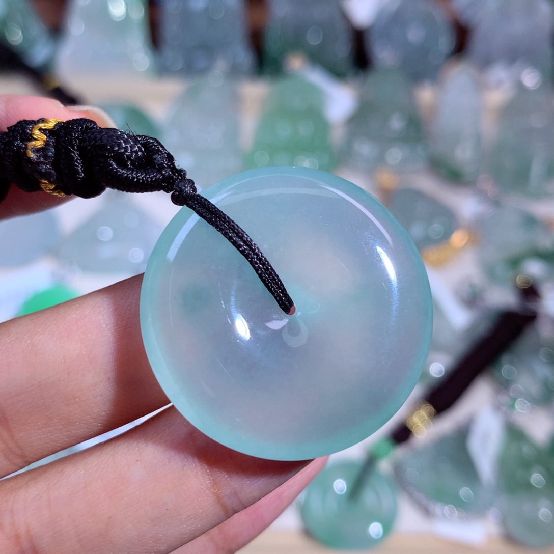 翡翠颈饰未镶嵌平安扣