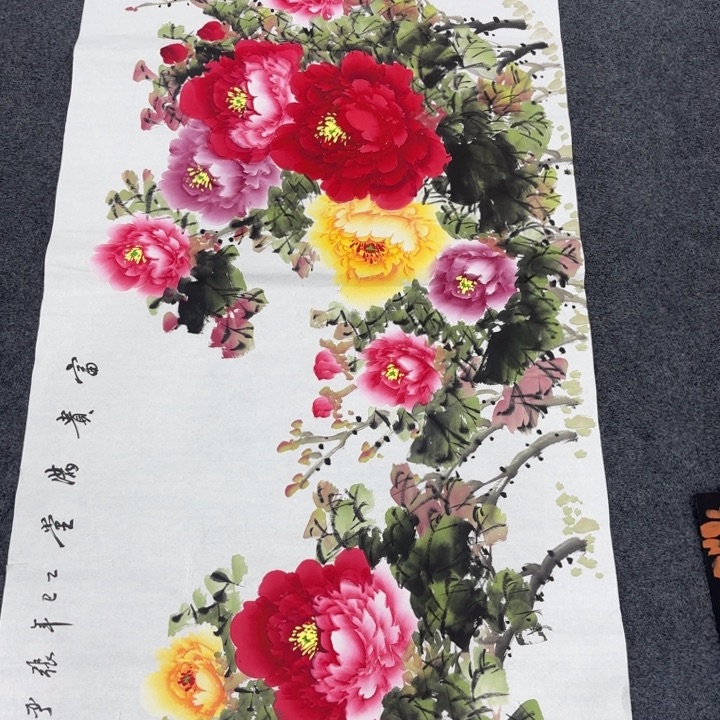 客厅的灯亮了起来