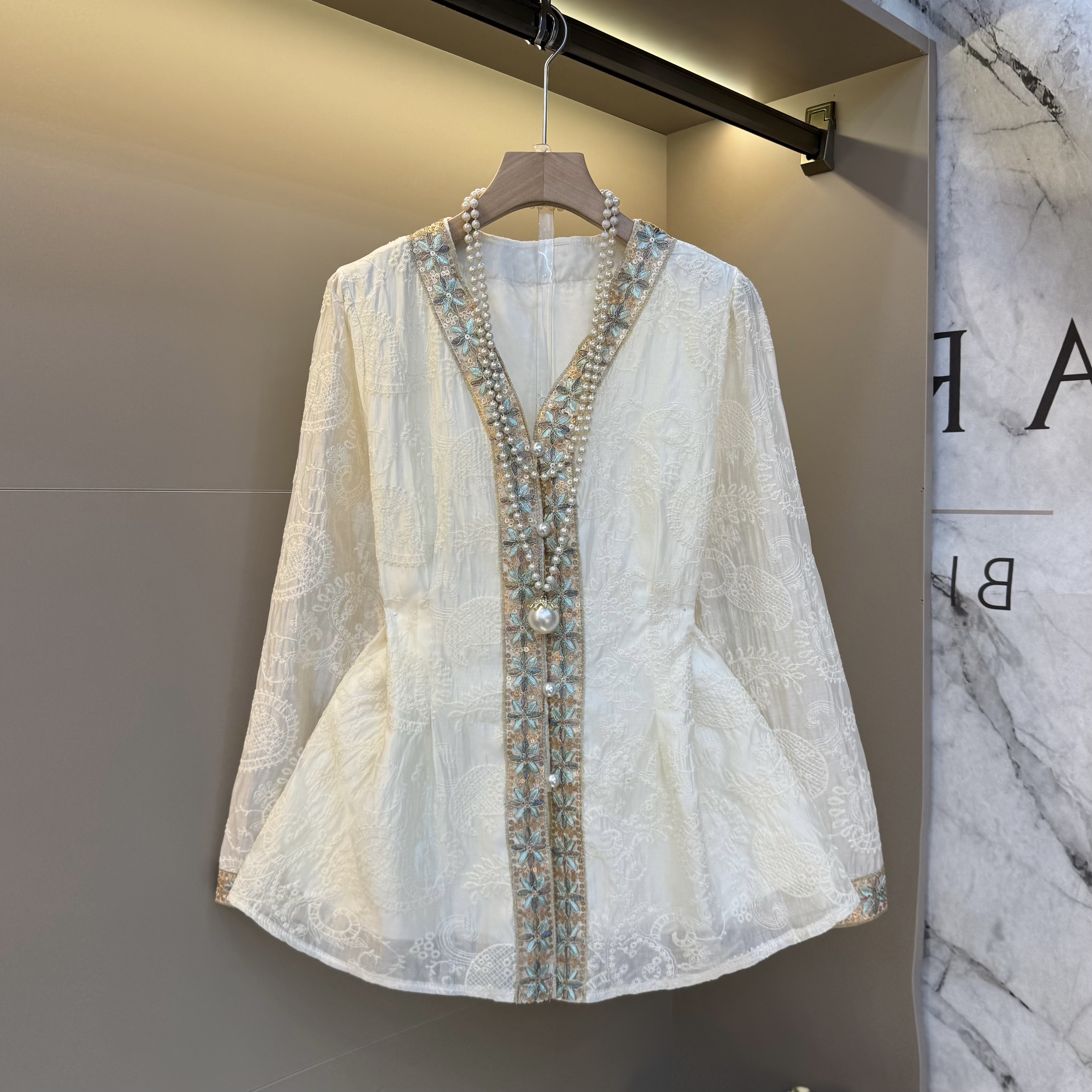 2025高级感贵气气质早秋款民族风v领显瘦时尚百搭上衣宽松2602