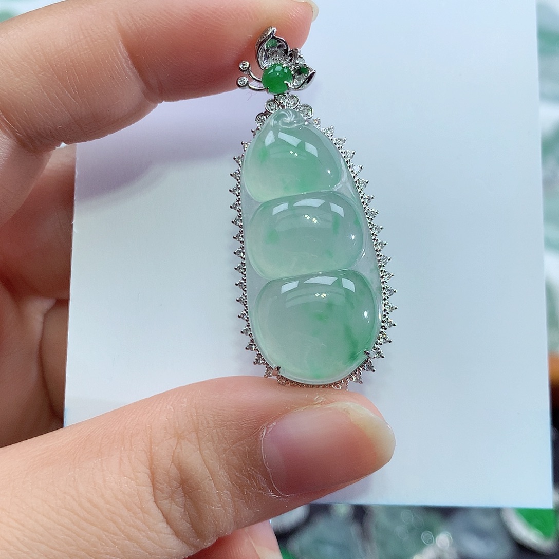 翡翠18K金镶嵌颈饰豆子