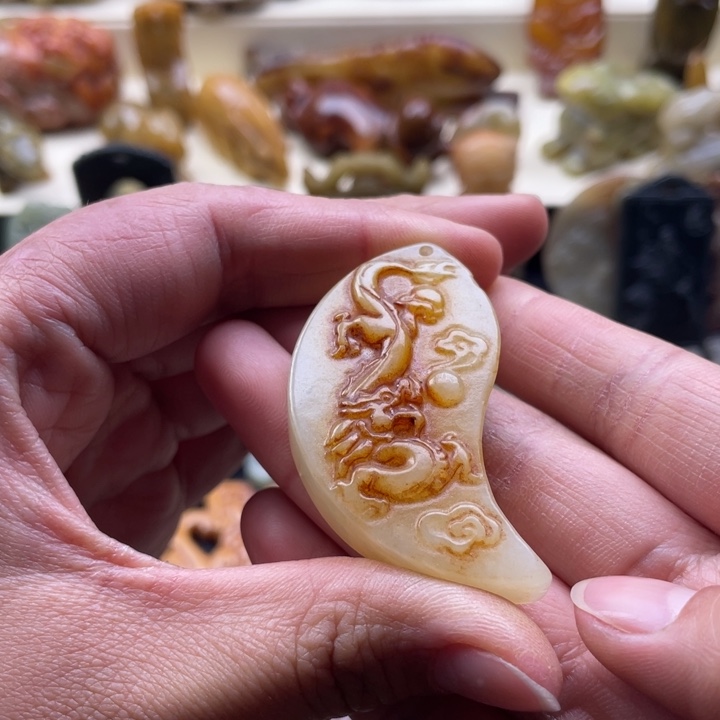 蛇纹石玉颈饰未镶嵌