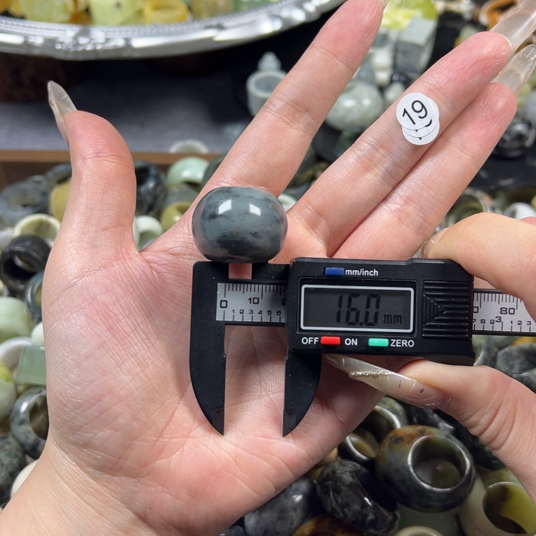 清***歡蛇纹石玉未镶嵌戒指