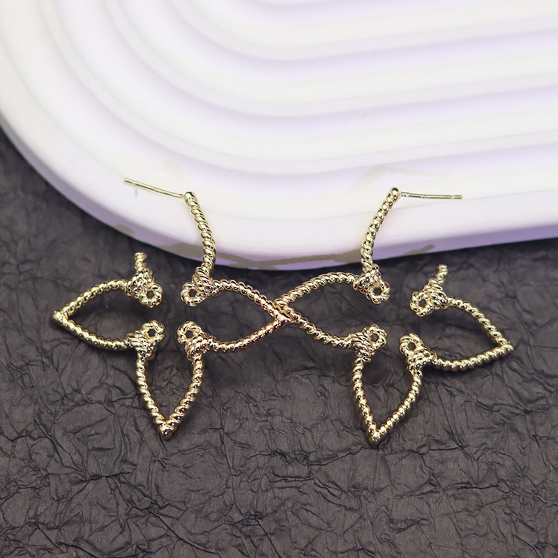 铜合金耳饰 钟楚曦同款四叶草耳钉镂空港风设计感耳环百搭气质