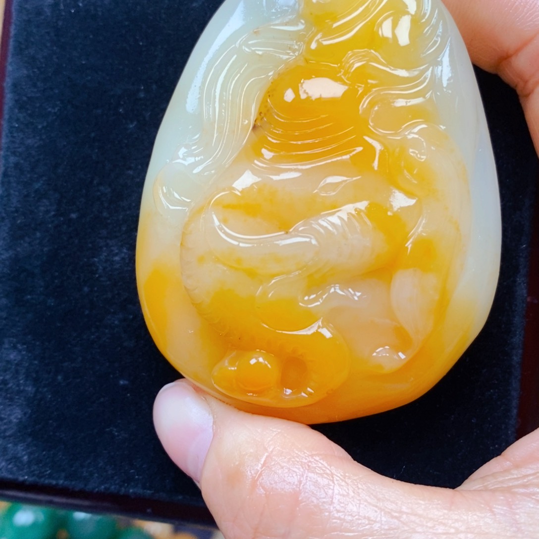 石英质玉（黄龙玉）颈饰未镶嵌