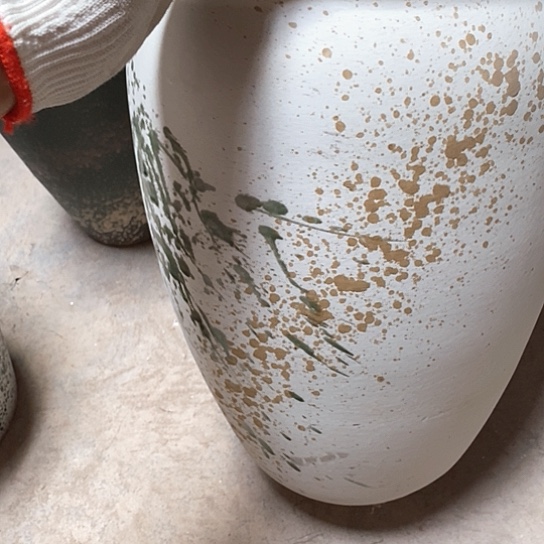 紫砂花盆口26高度41白泼墨