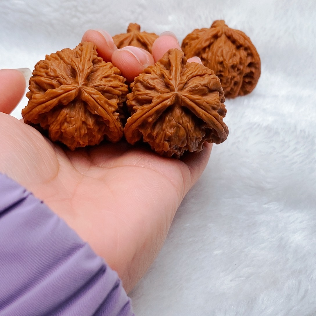 李***恺文玩核桃吊坠三棱