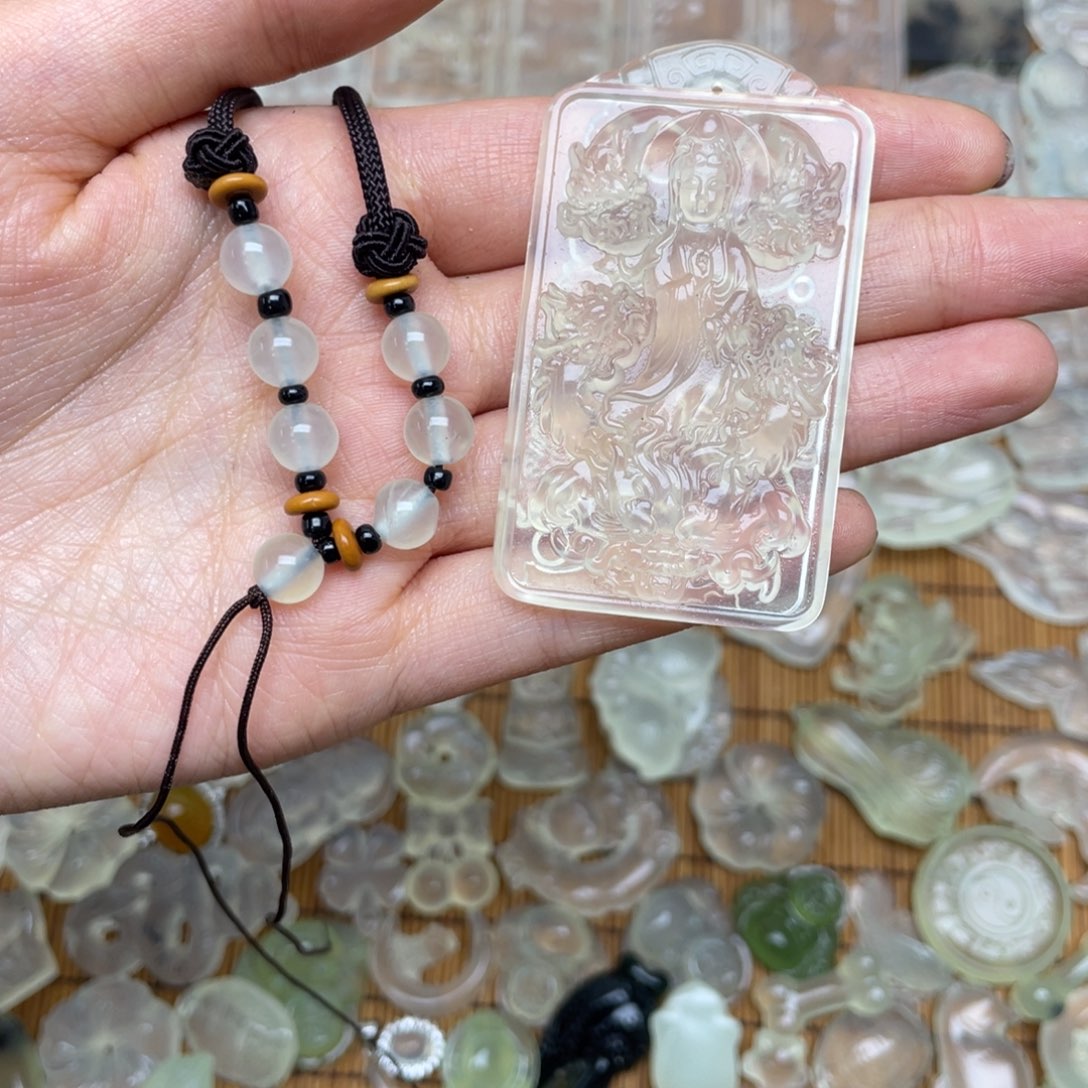 未镶嵌蛇纹石玉颈饰威**凛