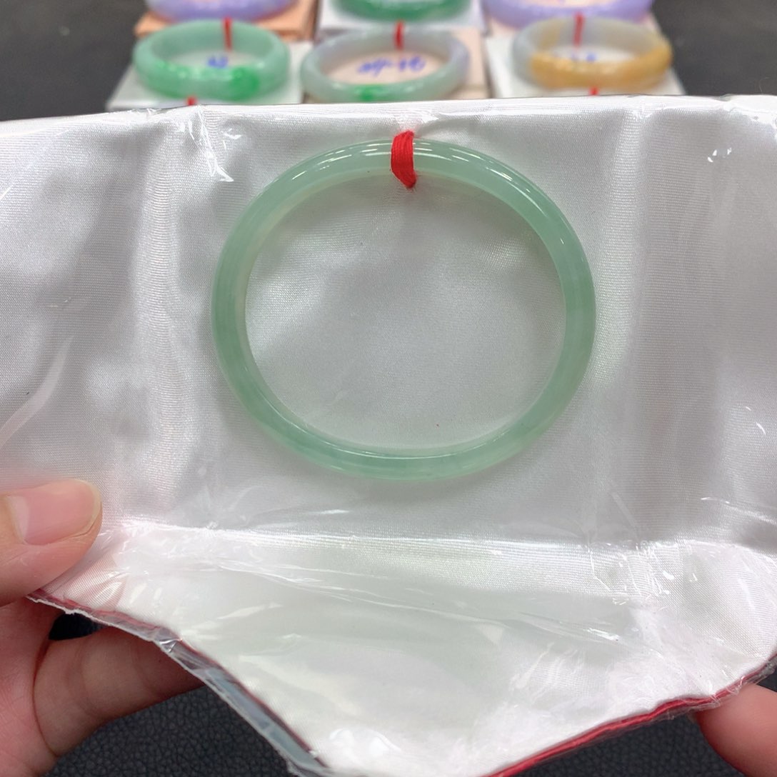 翡翠手镯未镶嵌翡翠