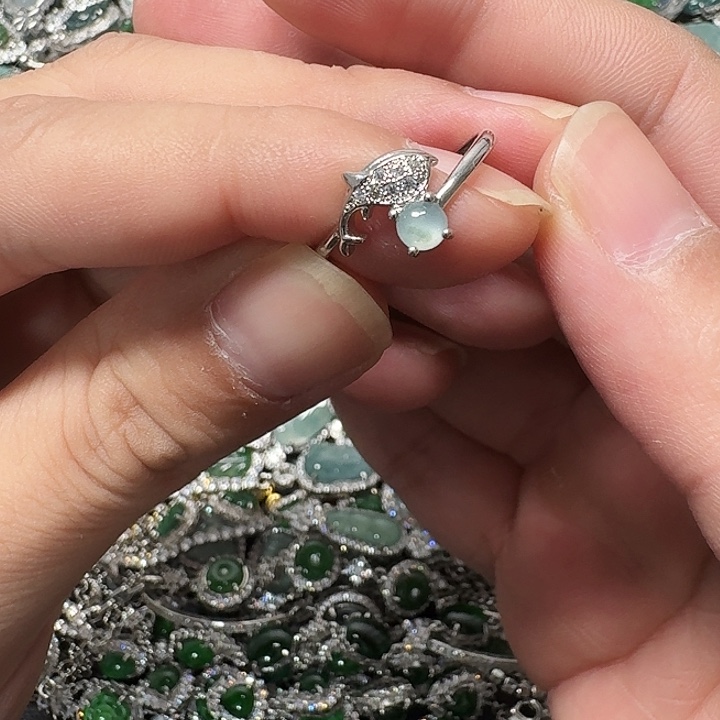 翡翠未镶嵌颈饰天然A货翡翠放漏