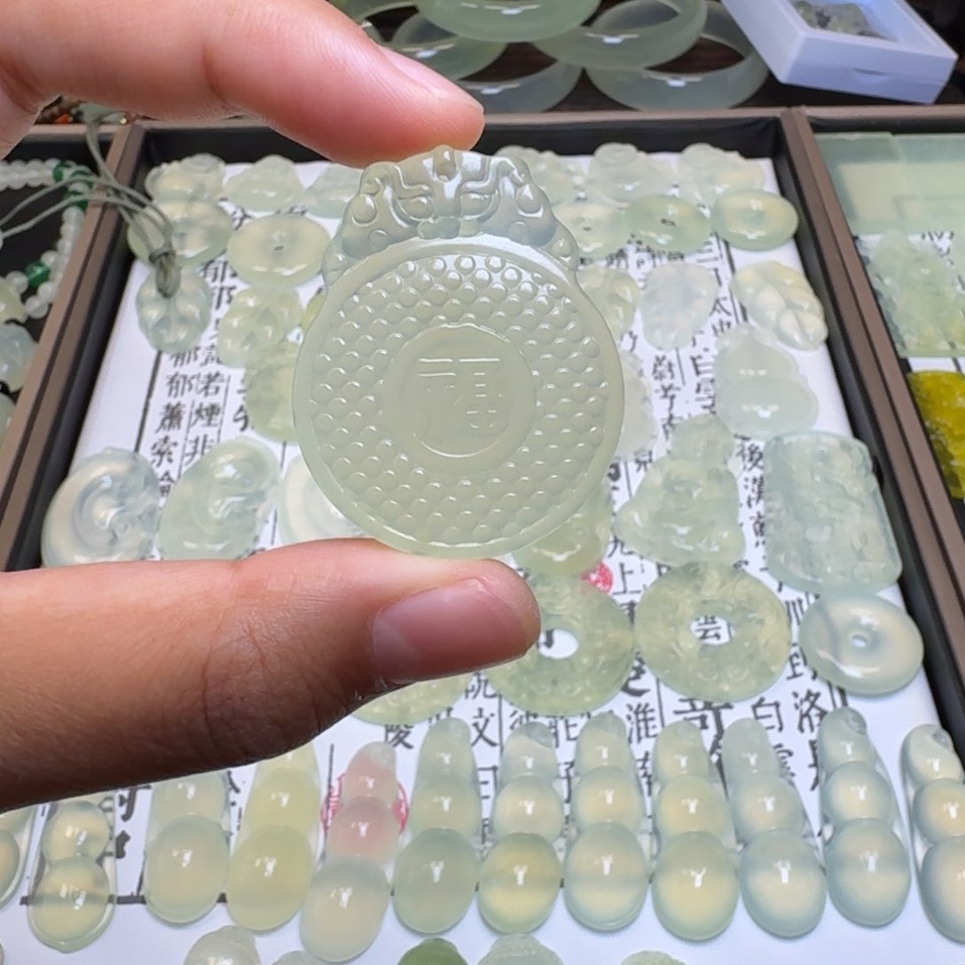 蛇纹石玉未镶嵌颈饰